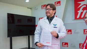 Médico sindicalista busca la candidatura presidencial por el partido de izquierda en El Salvador