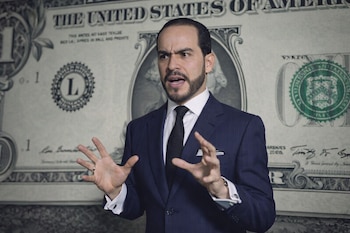 Abelardo de la Espriella, un hombre con barba y traje oscuro, gesticula con ambas manos frente a un fondo de billetes de dólar estadounidense.