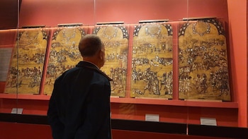 Algunas de las 22 tablas de la "Conquista de México", de Miguel Gonzales, en el Museo Nacional de Bellas Artes, en las 22 tablas