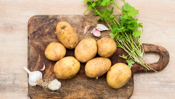 ¿En la despensa o en el frigorífico? Los expertos explican cómo conservar las patatas para evitar brotes y minimizar la producción de acrilamida
