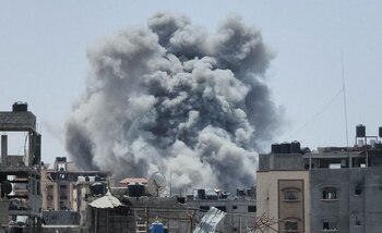 Humo se eleva tras un ataque israelí en el campo de refugiados de Yabalia, en la Franja de Gaza (REUTERS/Rami Zohod)