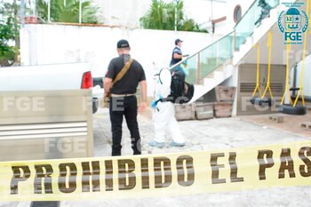 Peritos ministeriales en trajes de