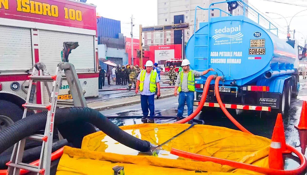 Municipalidad de Lima y Sedapa despliega nmaquinaria y personal para atender incendio en avenida Colonial | Sedapal
