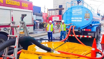 Municipalidad de Lima y Sedapa despliega nmaquinaria y personal para atender incendio en avenida Colonial | Sedapal