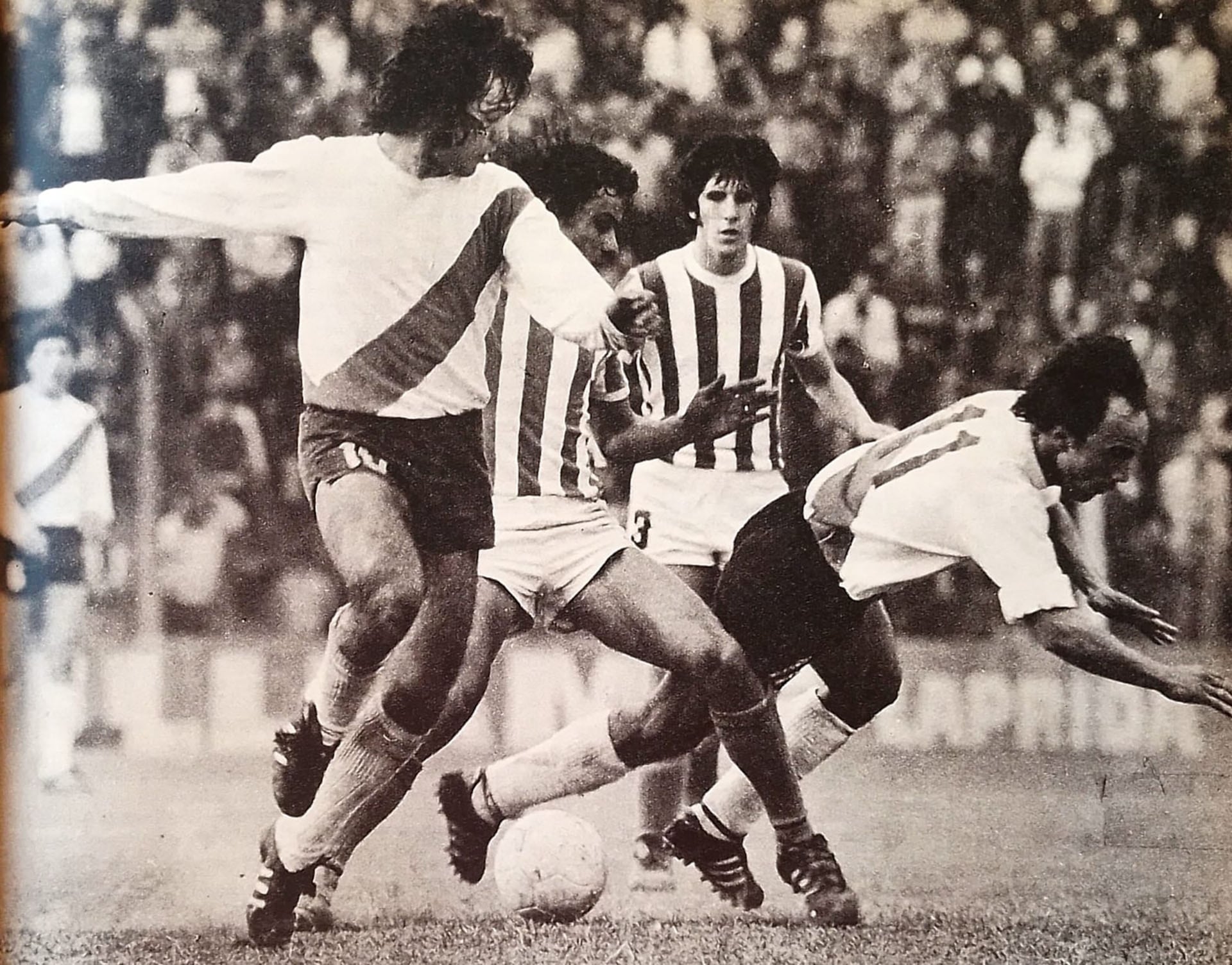 Tras la venta del Beto Alonso al Olympique Marsella, la camiseta número 10 de River en el debut en el Nacional quedó para Alejandro Sabella. En esa primera fecha, empató 0-0 con Banfield en el sur