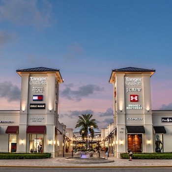 Tanger Outlets Palm Beach, con