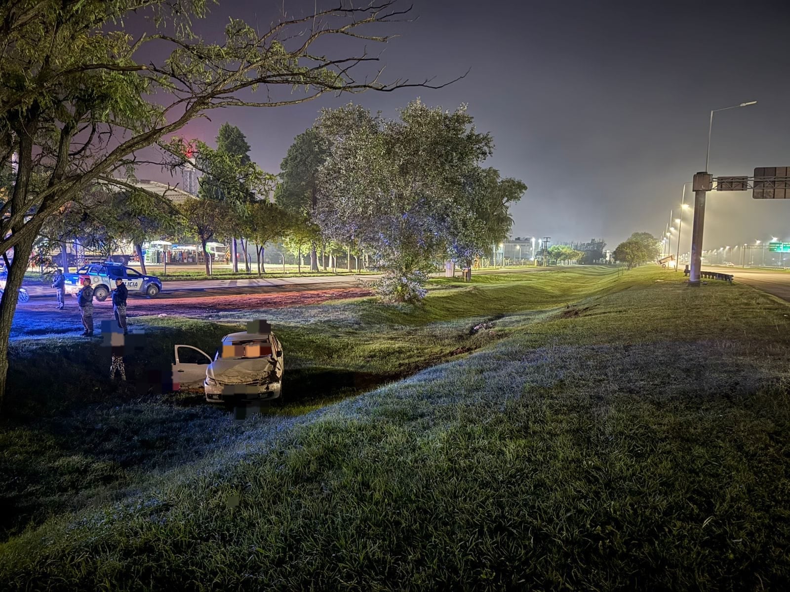 Así quedó el auto, luego de que se despistara del camino