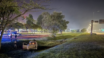 Una mujer perdió el control de su auto, chocó contra un cartel y cayó sobre una zanja: un hombre falleció