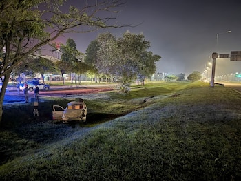 El vehículo involucrado quedó en una zanja tras colisionar contra un cartel en la colectora