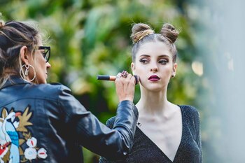 Natalia Pelizzari maquillando para una