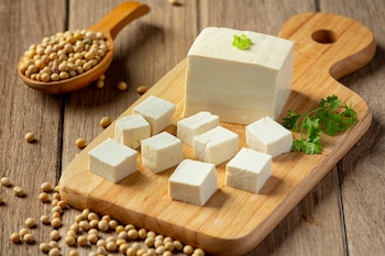 El tofu contiene fitoestrógenos naturales,