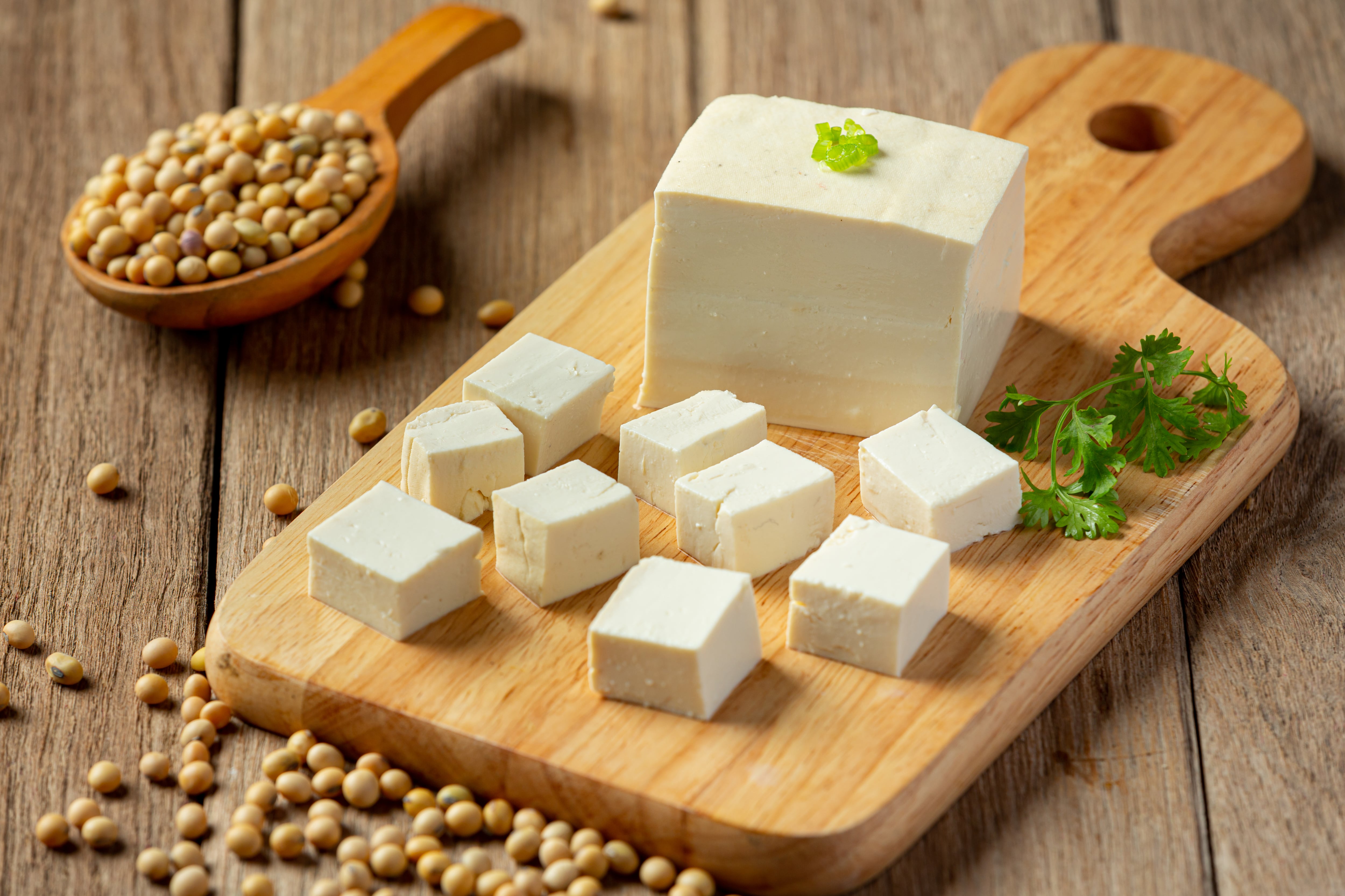 Estudios observacionales señalan que la frecuente inclusión de tofu en la dieta japonesa está vinculada a una incidencia menor de enfermedades (Freepik)