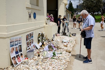 Australia llora con velas a las víctimas del tiroteo de Bondi Beach