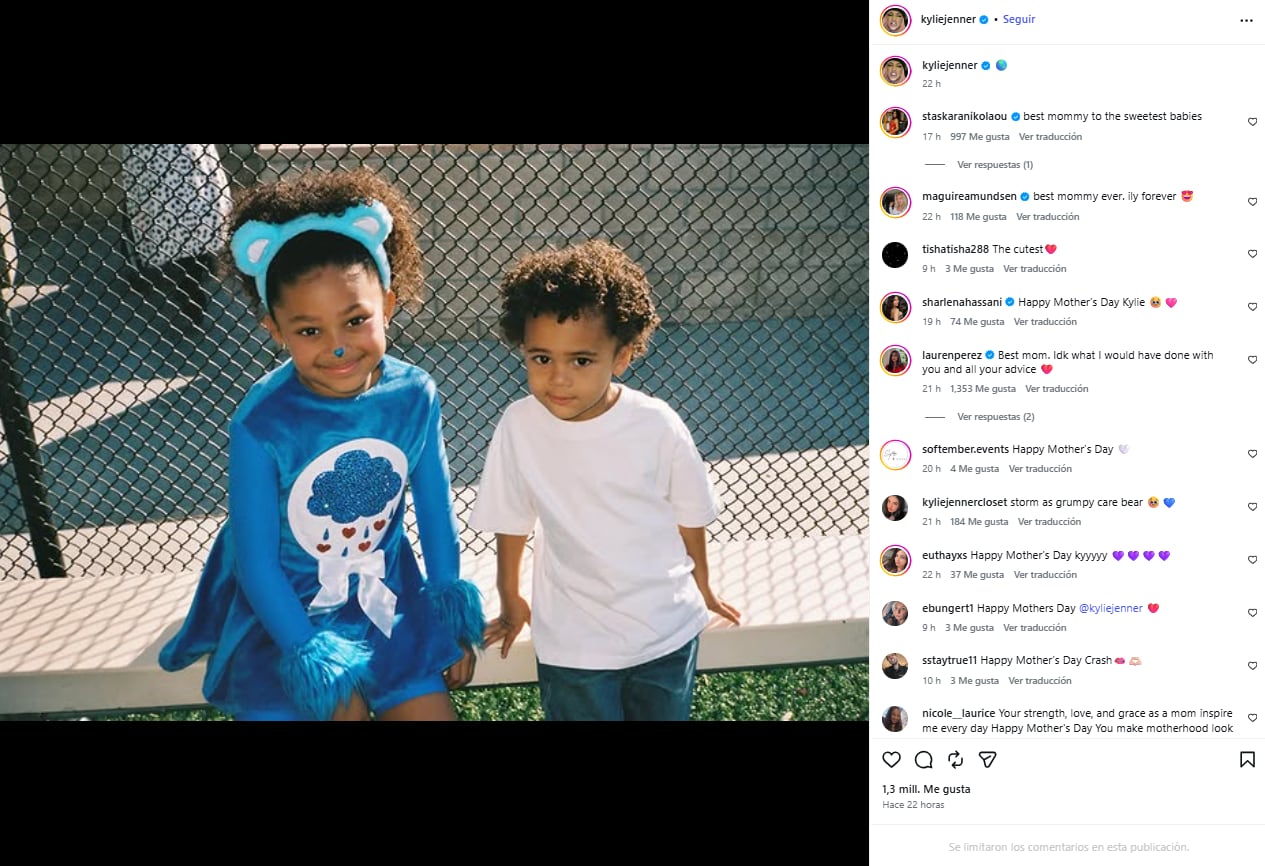 La empresaria de belleza recibió decoraciones y arreglos de globos de parte de sus hijos Stormi y Aire (Instagram)