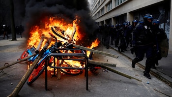 Francia debate un proyecto para endurecer las penas por disturbios y habilitar el bloqueo de redes sociales que inciten a la violencia