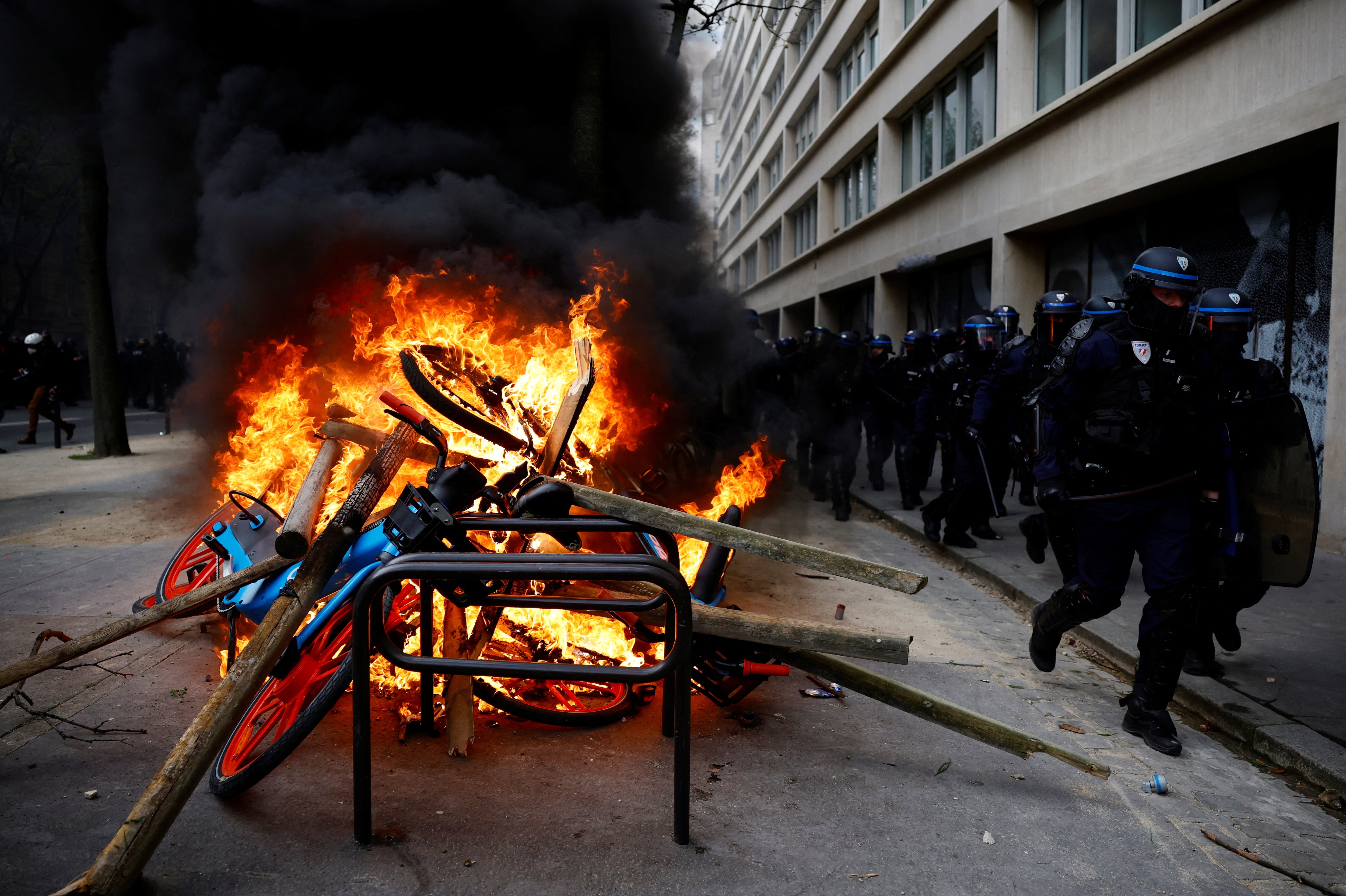 Francia debate un proyecto para endurecer las penas por disturbios y habilitar el bloqueo de redes sociales que inciten a la violencia (REUTERS)