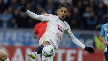 Paolo Guerrero disputando el cotejo