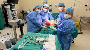 EsSalud Iquitos extirpa tumor uterino gigante del tamañao de una sandía: paciente soportó 14 años de dolor