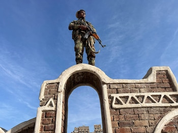 Un soldado se levanta mientras