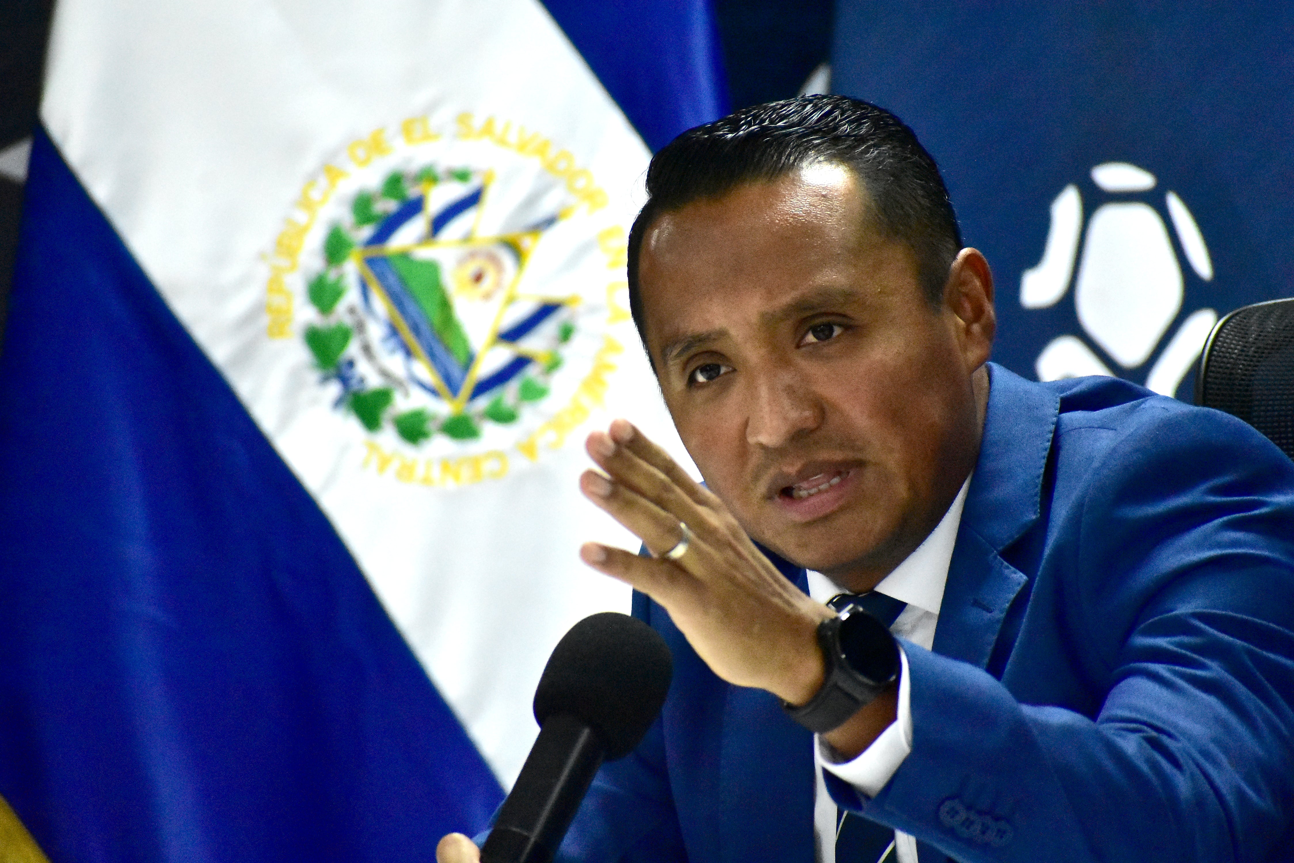 El árbitro Iván Barton agradeció la distinción y destacó la importancia de portar la bandera salvadoreña en la Copa del Mundo (Infobae Centroamérica/Emerson Del Cid).