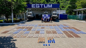 Golpe al narcotráfico en el Pacífico: Armada incautó 2.363 kilos de cocaína y capturó a tres hombres