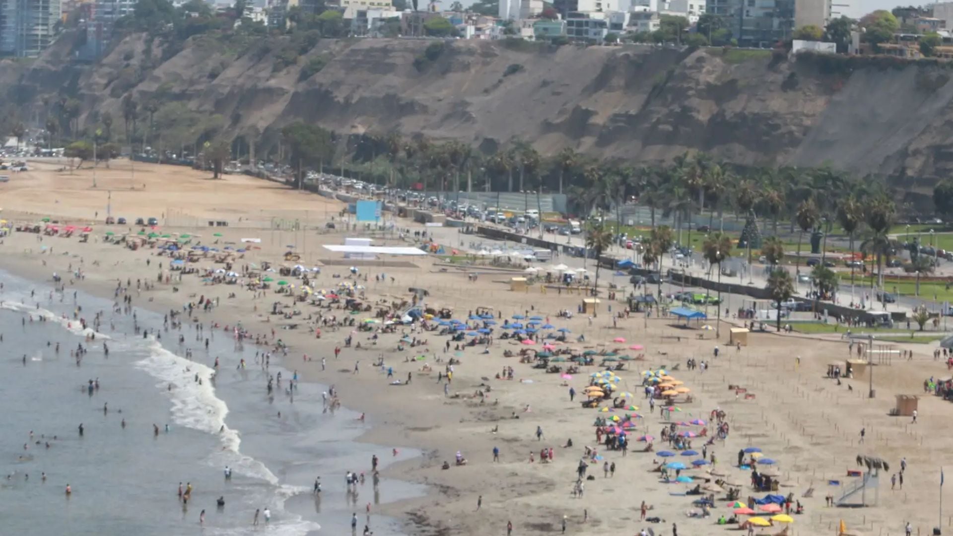 El Senamhi alerta sobre niveles muy altos de radiación ultravioleta en las playas de Lima durante el fin de semana, incluso con cielo nublado - Créditos: Andina.