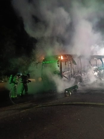 Bomberos sofocaron el fuego en el sector de Los Chorros y el Viceministerio de Transporte informó que no hubo lesionados (Foto cortesía Bomberos)