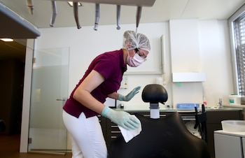 Entre las novedades en los consultorios dentales se cuentan la desinfección más intensa y el enjuague previo a los procedimientos. (REUTERS/Denis Balibouse)