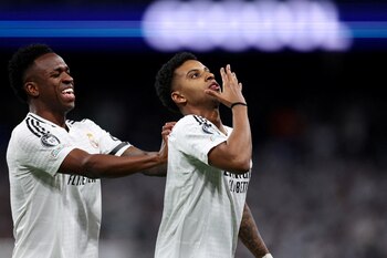 Rodrygo celebra en compañía de