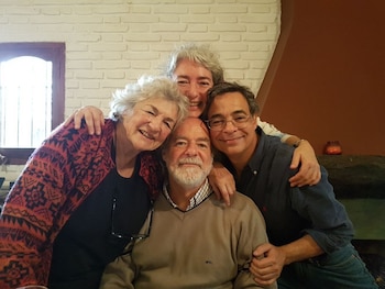 Sara junto a sus hijos,