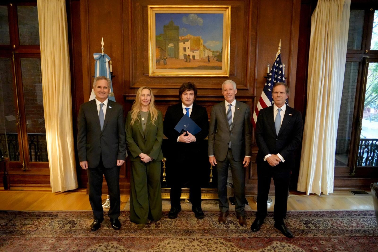 Javier Milei junto al secretario Wright, Karina Milei, Pablo Quirno y Alec Oxenford en la ambajada argentina
