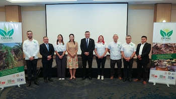 Las aulas de la Universidad de El Salvador asumen el reto de profesionalizar el campo e impulsar el cacao, el loroco y el bálsamo