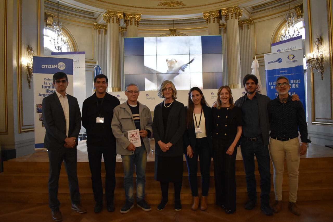 En el Palacio Legislativo. De izq a der: Dan Nuesch (que ofició de intérprete), Ignacio Patrito, Alejandro Litmanovich, Miriam Grossman, Luján Trerotola (Citizen Go), Graciela Spinelli (Padres Unidos), y los editores del libro de Grossman en la Argentina: Nicolás Ponsiglione y Javier Quiroga