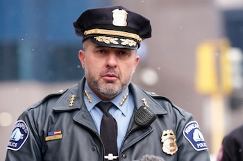 Primer plano del Jefe de Policía de Minneapolis, Brian O'Hara, con uniforme azul marino y gorra, mirando al frente. Se ven las insignias y un micrófono