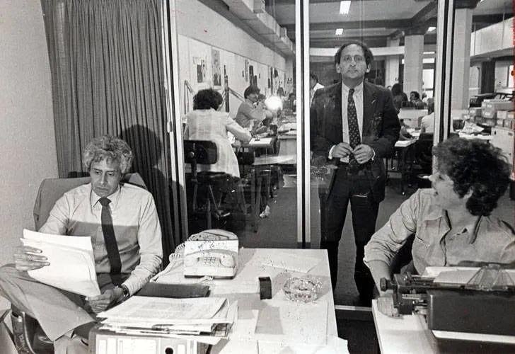 Samuel Chiche Gelblung en la redacción de GENTE, revista en la comenzó en 1966 y dirigió entre 1976 y 1978, con apenas 32 años