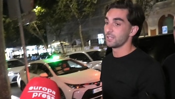 Ferran Torres, cercano con sus fans, protagoniza una inesperada escena con los seguidores que le esperan en el hotel