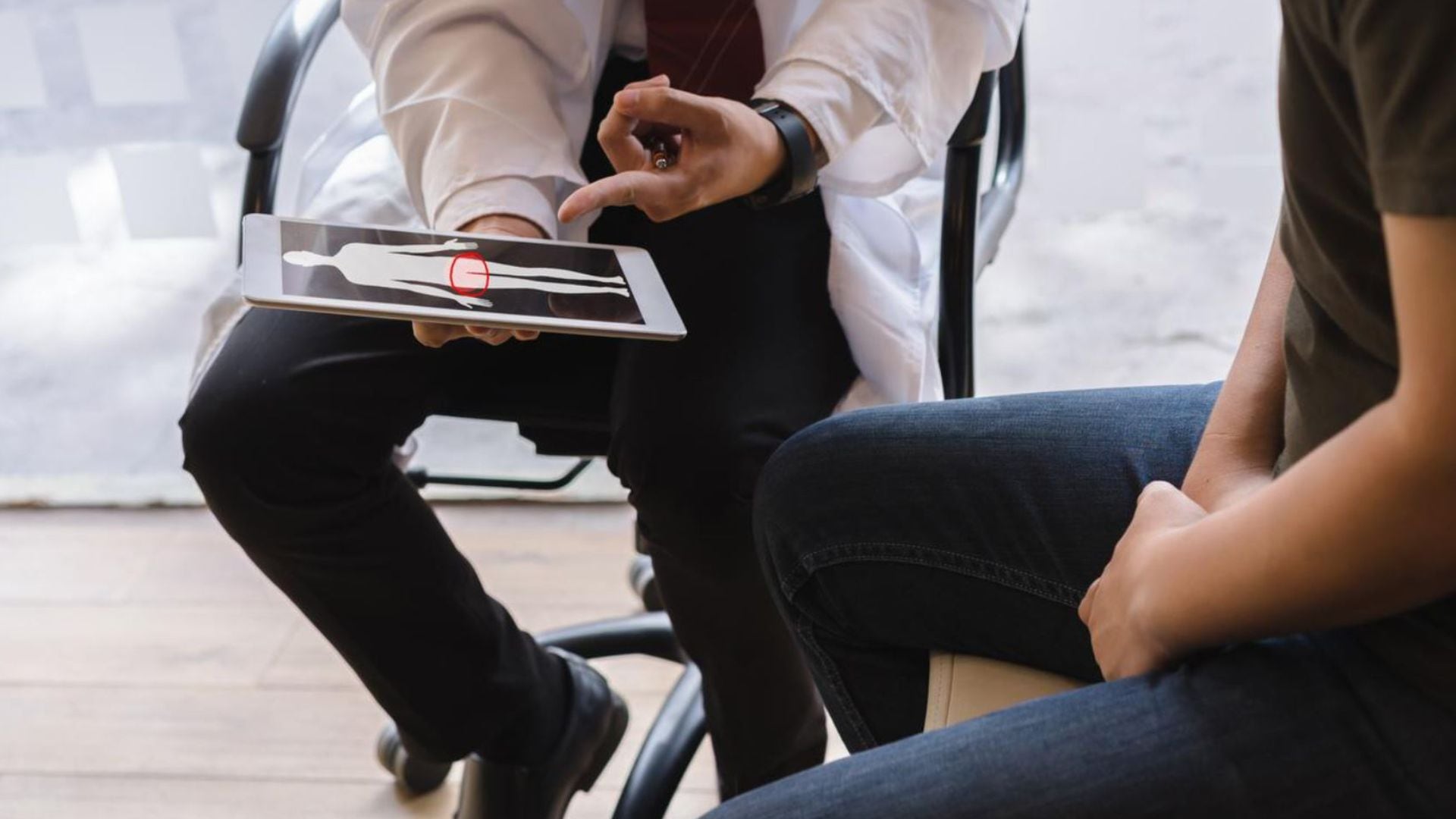 Una de las recomendaciones principales es acudir a controles periódicos, sobre todo después de los 50 años o antes si existe antecedente familiar (Freepik)