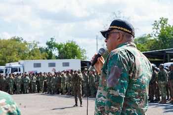 Los operativos abarcan las cinco provincias fronterizas y las carreteras que conducen hacia Santo Domingo. (Foto cortesía Dirección General de Migración)