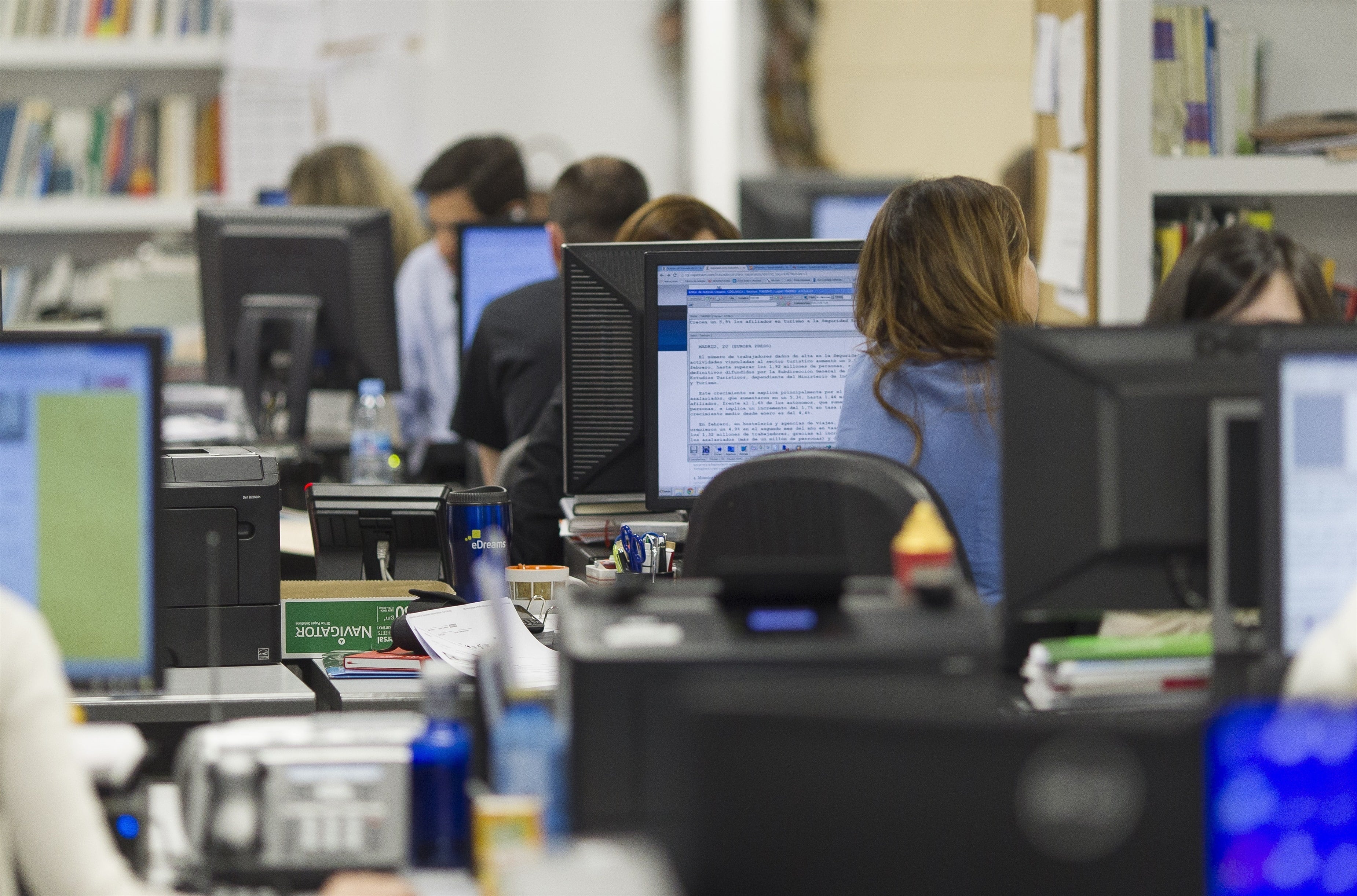 La iniciativa autoriza que empleadores y trabajadores pacten por escrito la compensación de horas extraordinarias (Europa Press)