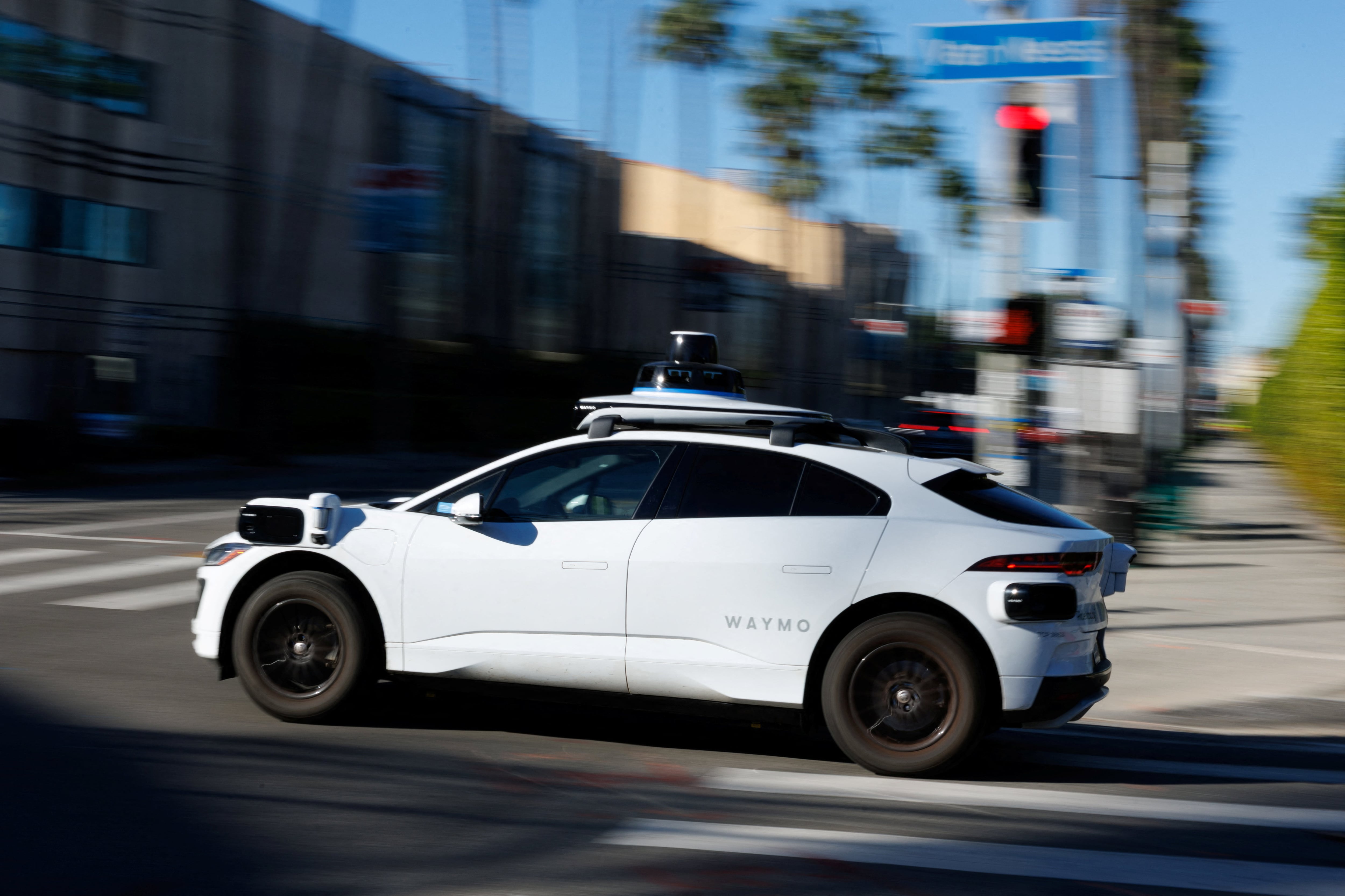 Vecinos de Santa Monica, Westchester y Ladera Heights cuestionaron a Waymo por ruido, congestión y autos detenidos frente a viviendas (REUTERS/Mike Blake)