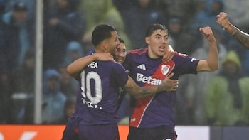 River Plate le ganó un partido emotivo bajo la lluvia a Atlético Tucumán con un gol de Thiago Almada sobre la hora