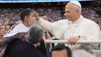 Papa León XIV conmueve al bendecir a niño de Chiclayo que enfrenta el cáncer en España
