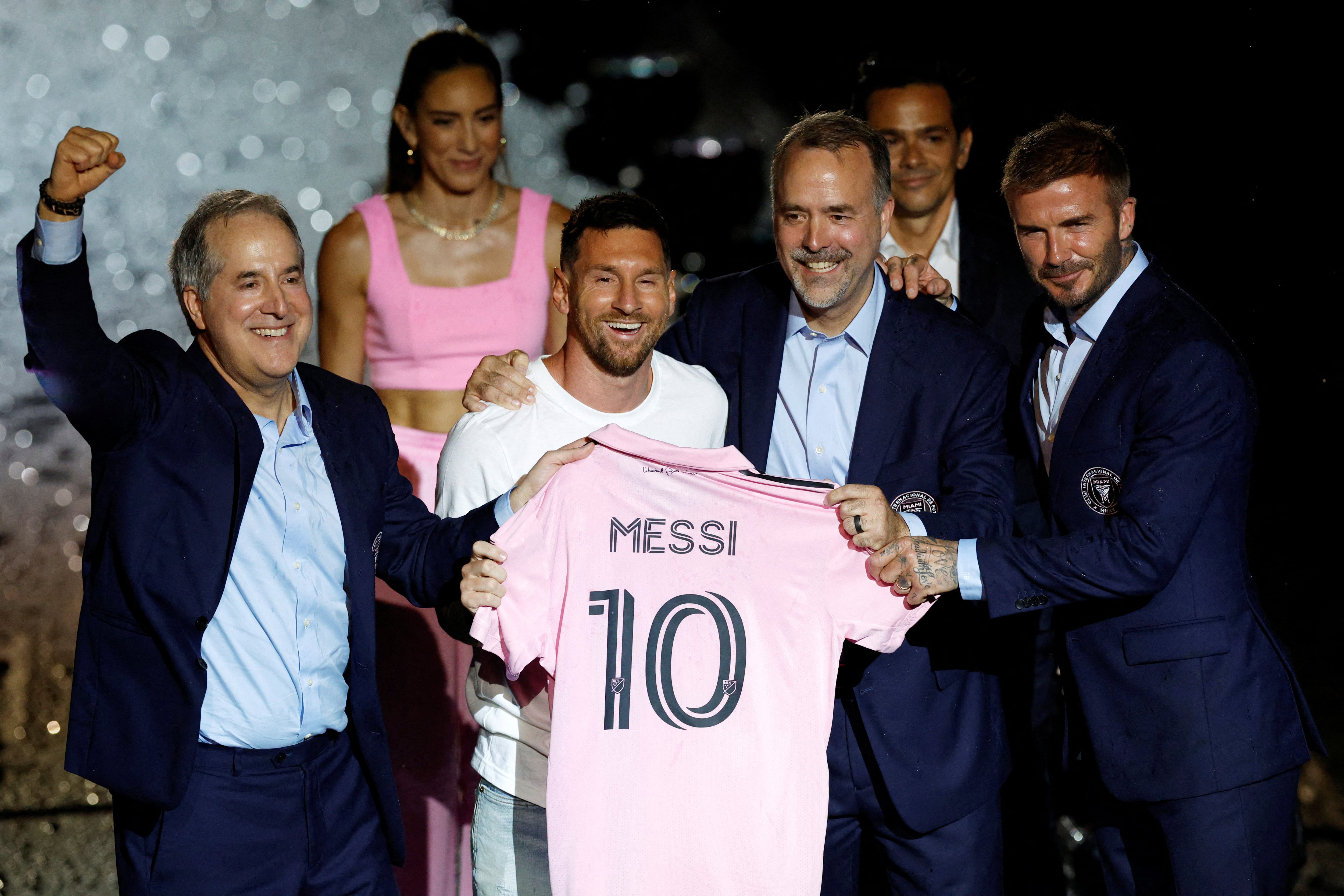 Messi durante su presentación en Inter Miami junto a los propietarios del club (REUTERS)