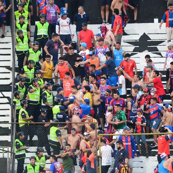 La barra brava del Club Cerro Porteño se enfrenta con la Policía, en una fotografía de archivo. EFE/ Daniel Piris