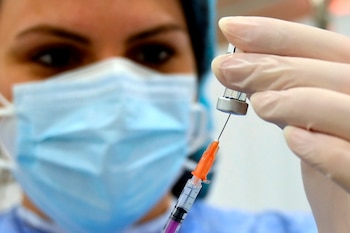 Una enfermera prepara una vacuna