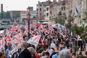 Los residentes de Venecia realizan una protesta para exigir el fin de los cruceros que pasan por la ciudad de la laguna (Reuters)
