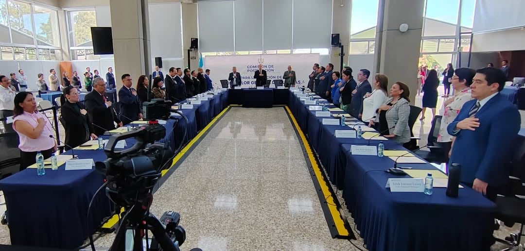 Miembros de la Comisión de Población asisten a una sesión formal en un amplio salón de convenciones. (Guatemala Visible)