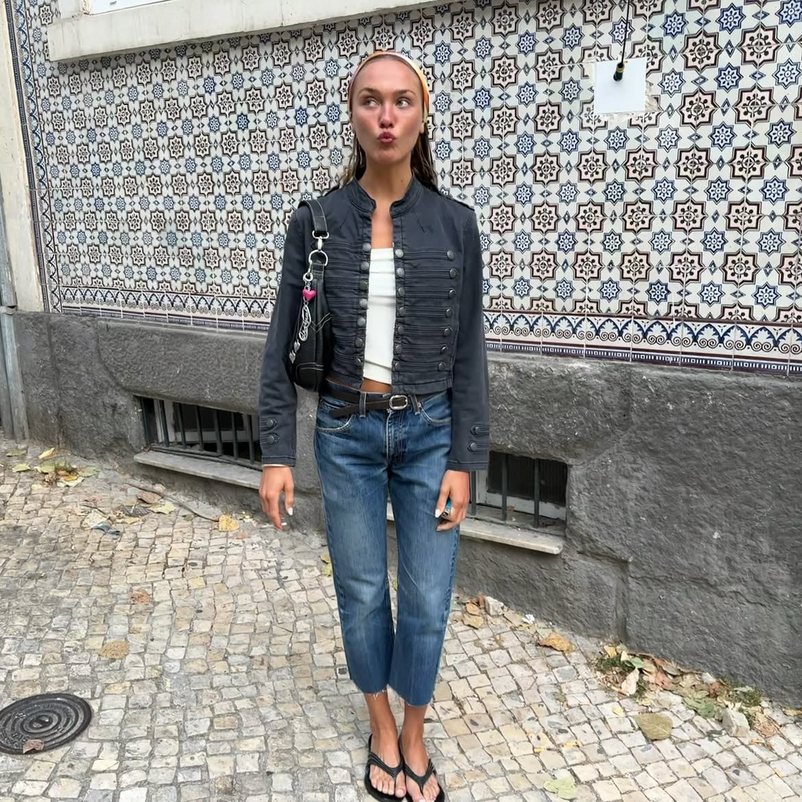 El look chill de Sofía: jean, ojotas, campera militar y remera blanca