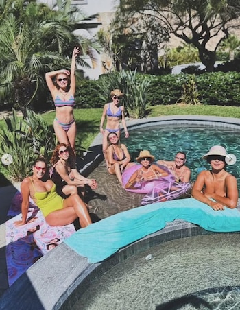 El festejo incluyó una fiesta de alberca, champagne y stickers personalizados, en un ambiente exclusivo y alegre (IG)