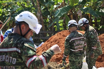 Bajo la lluvia y con